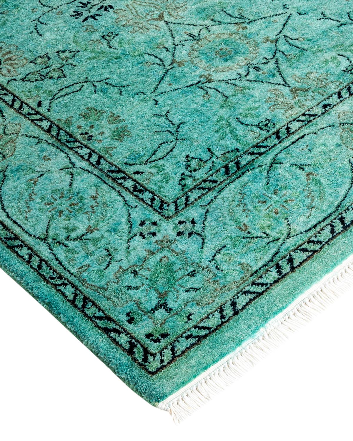 I tappeti Vibrance rappresentano il classico con un tocco di classe: motivi tradizionali sovratinti con colori brillanti. Ogni tappeto annodato a mano viene lavato con una tintura botanica naturale al 100% che rivela le sfumature nascoste nei
