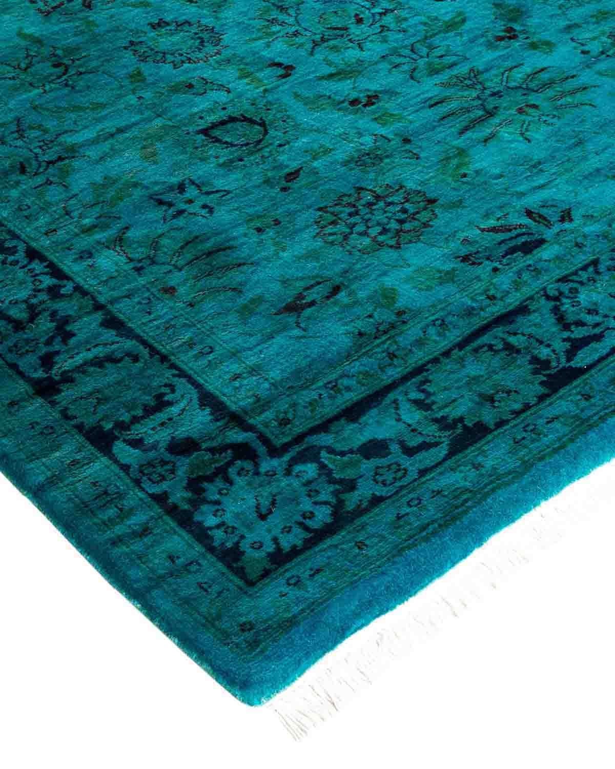 Las alfombras Vibrance son la personificación de lo clásico con un toque especial: motivos tradicionales teñidos de colores brillantes. Cada alfombra anudada a mano se lava con un tinte botánico 100% natural que revela matices ocultos en los