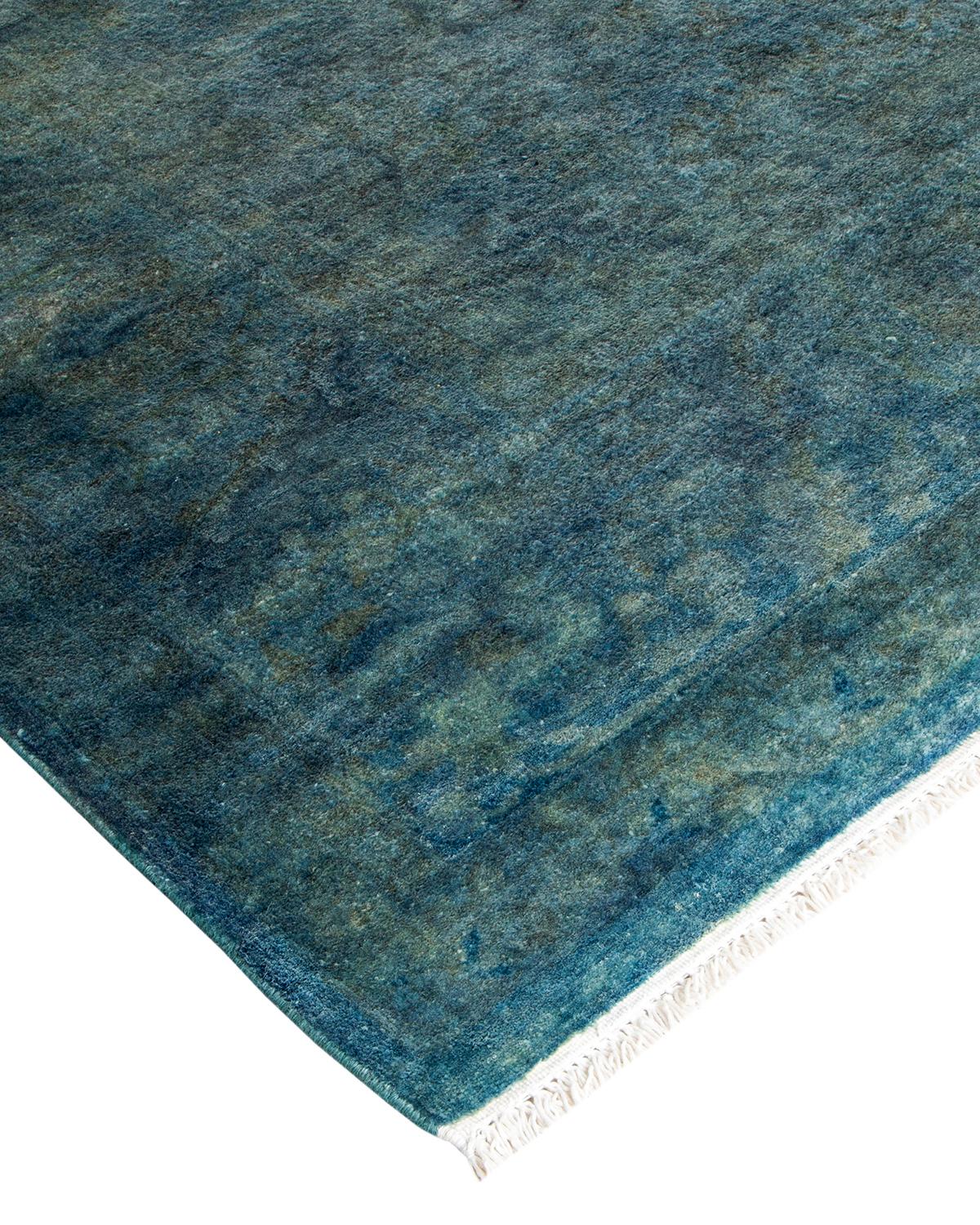Las alfombras Vibrance son la personificación de lo clásico con un toque especial: motivos tradicionales teñidos de colores brillantes. Cada alfombra anudada a mano se lava con un tinte botánico 100% natural que revela matices ocultos en los