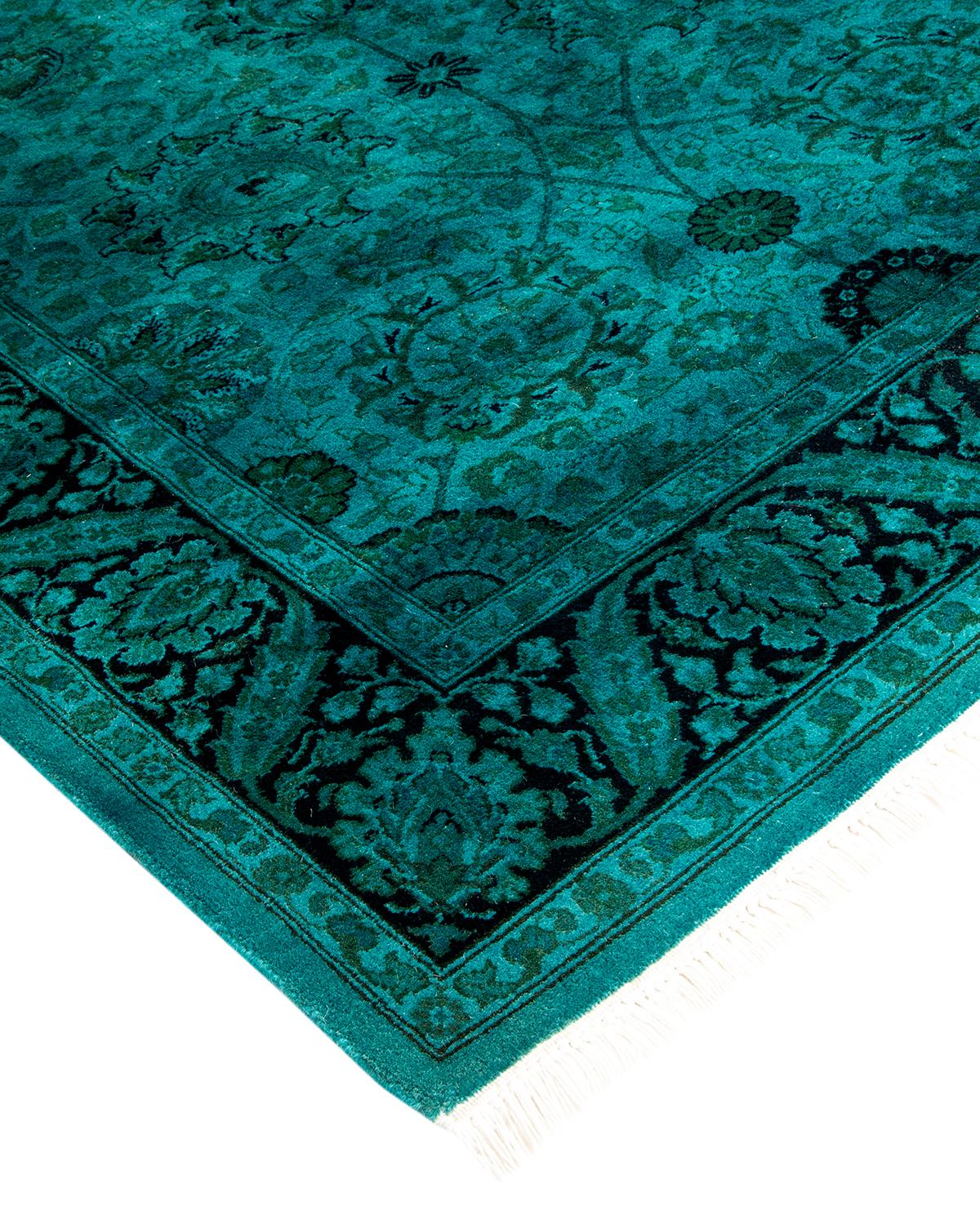 Las alfombras Vibrance son la personificación de lo clásico con un toque especial: motivos tradicionales teñidos de colores brillantes. Cada alfombra anudada a mano se lava con un tinte botánico 100% natural que revela matices ocultos en los