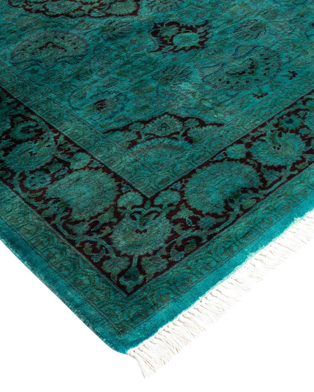 Las alfombras Vibrance son la personificación de lo clásico con un toque especial: motivos tradicionales teñidos de colores brillantes. Cada alfombra anudada a mano se lava con un tinte botánico 100% natural que revela matices ocultos en los