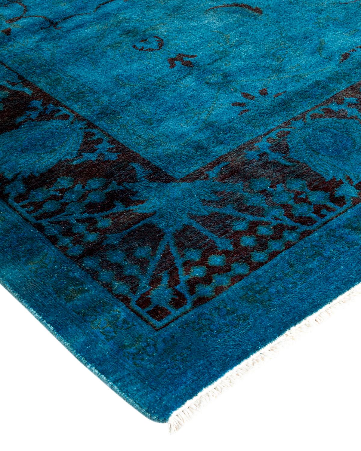 Les tapis Vibrance incarnent le classique avec une touche d'originalité : des motifs traditionnels surteints dans des couleurs éclatantes. Chaque tapis noué à la main est lavé dans une teinture botanique 100 % naturelle qui révèle les nuances