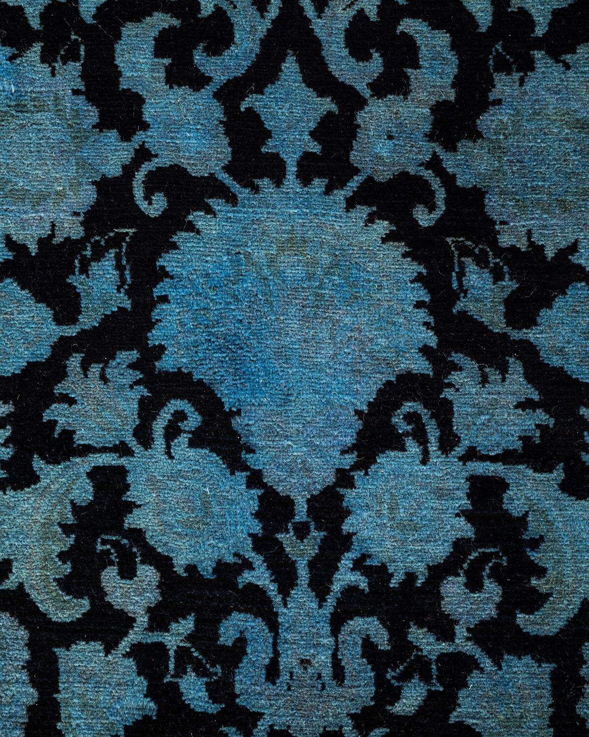 Les tapis Vibrance incarnent le classique avec une touche d'originalité : des motifs traditionnels surteints dans des couleurs éclatantes. Chaque tapis noué à la main est lavé dans une teinture botanique 100 % naturelle qui révèle les nuances