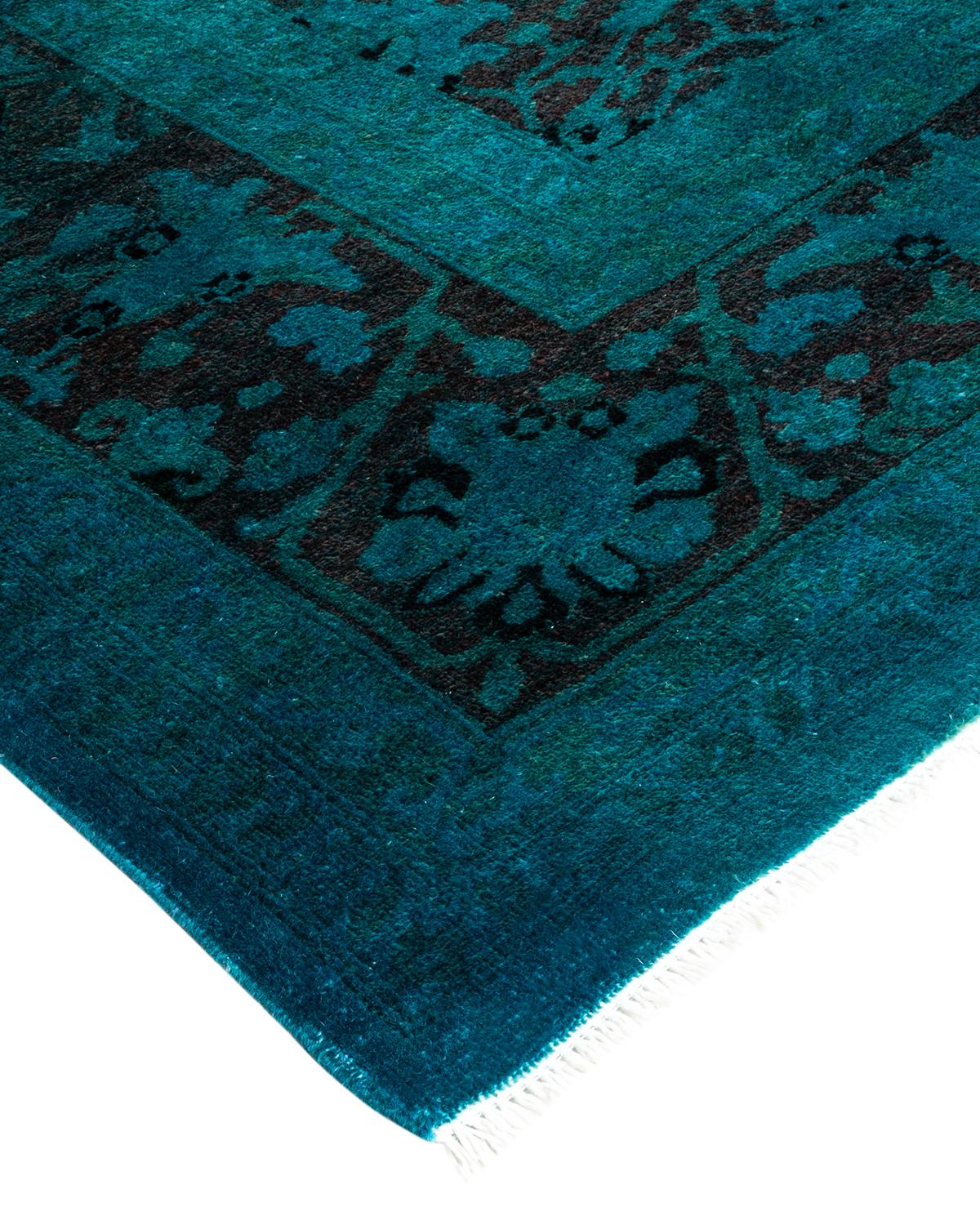 I tappeti Vibrance rappresentano il classico con un tocco di classe: motivi tradizionali sovratinti con colori brillanti. Ogni tappeto annodato a mano viene lavato con una tintura botanica naturale al 100% che rivela le sfumature nascoste nei