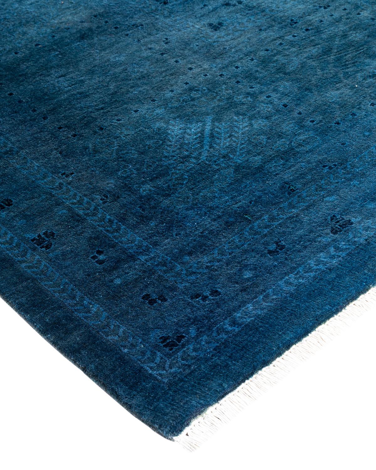 Les tapis Vibrance incarnent le classique avec une touche d'originalité : des motifs traditionnels surteints dans des couleurs éclatantes. Chaque tapis noué à la main est lavé dans une teinture botanique 100 % naturelle qui révèle les nuances