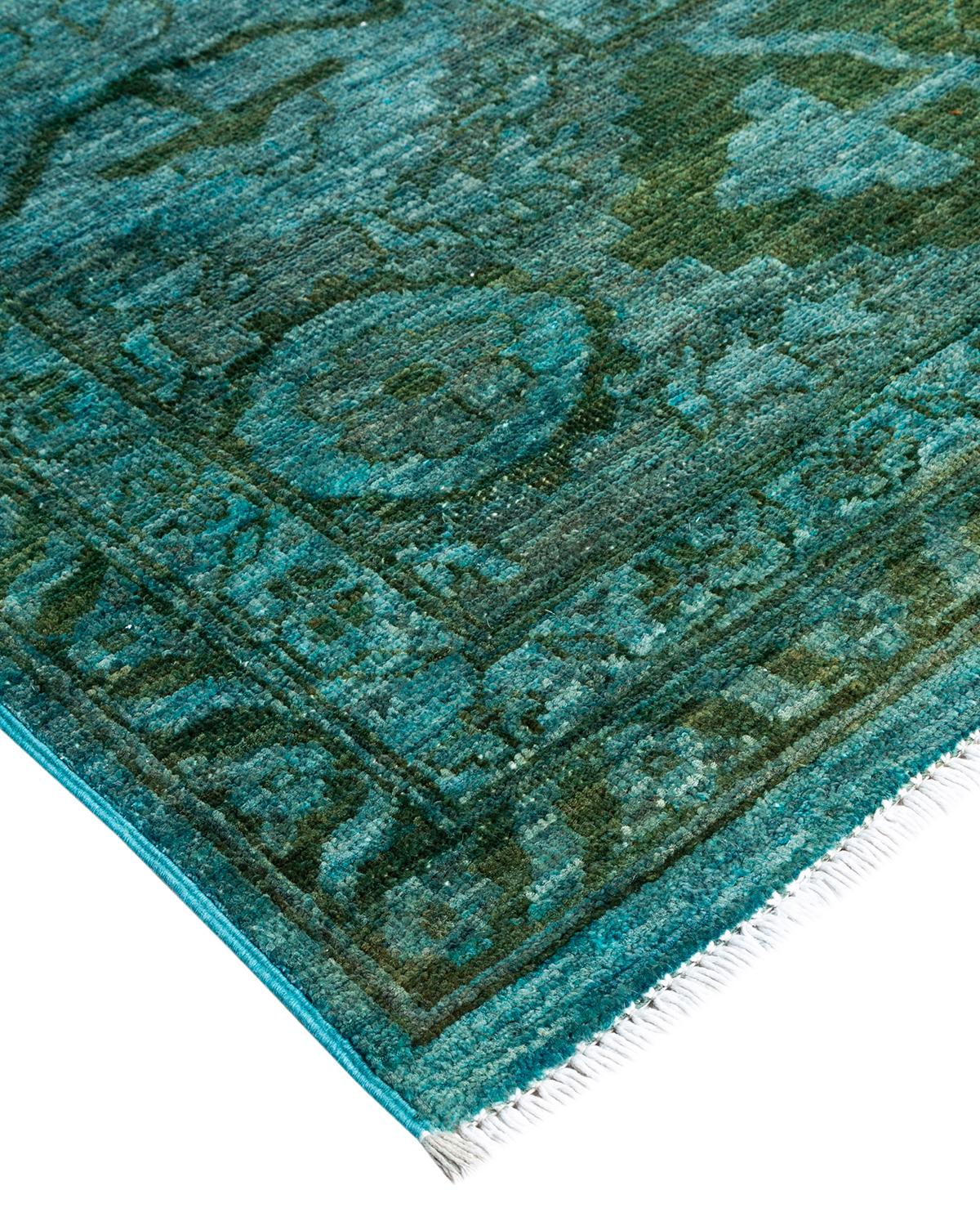 Las alfombras Vibrance son la personificación de lo clásico con un toque especial: motivos tradicionales teñidos de colores brillantes. Cada alfombra anudada a mano se lava con un tinte botánico 100% natural que revela matices ocultos en los