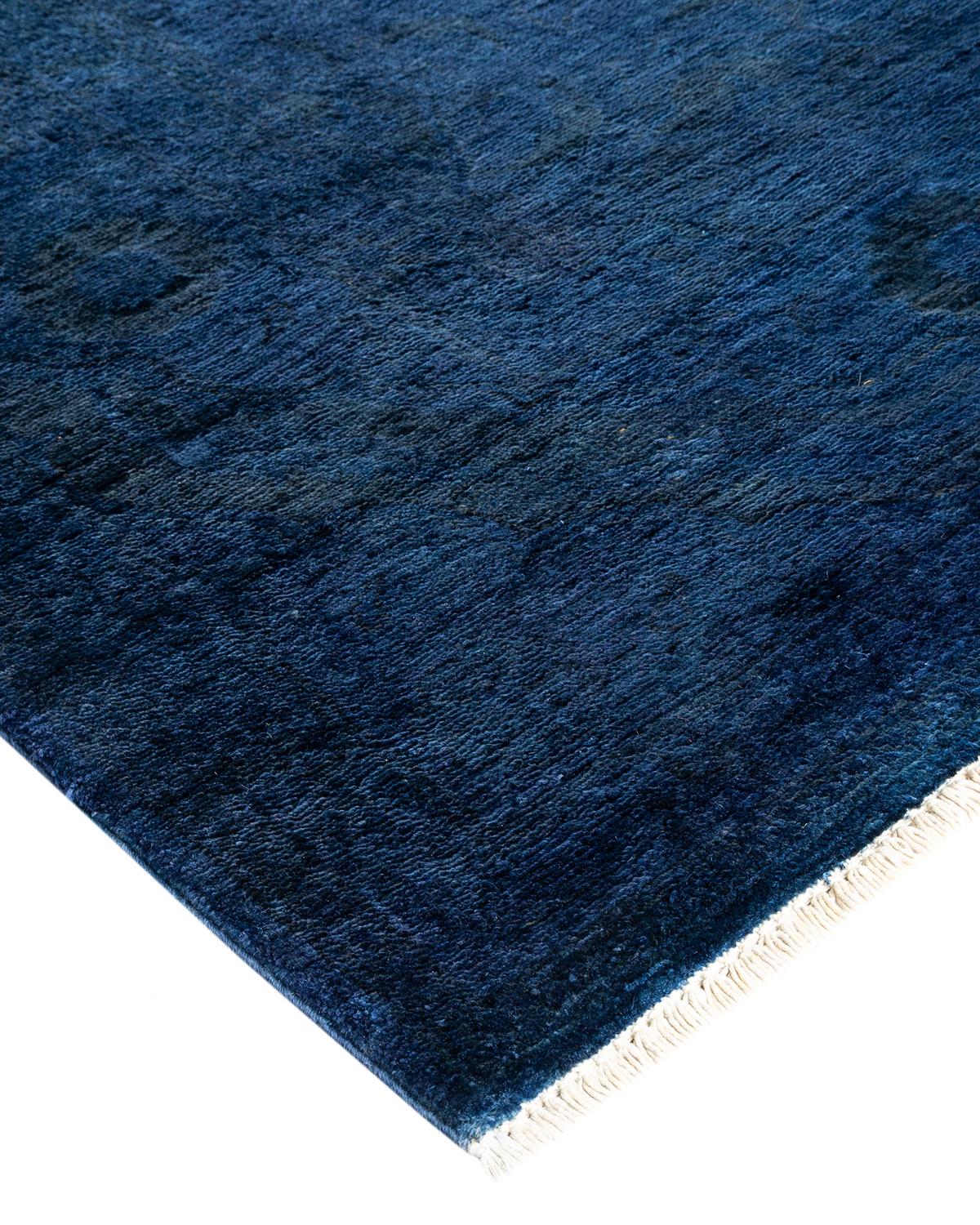 Las alfombras Vibrance son la personificación de lo clásico con un toque especial: motivos tradicionales teñidos de colores brillantes. Cada alfombra anudada a mano se lava con un tinte botánico 100% natural que revela matices ocultos en los