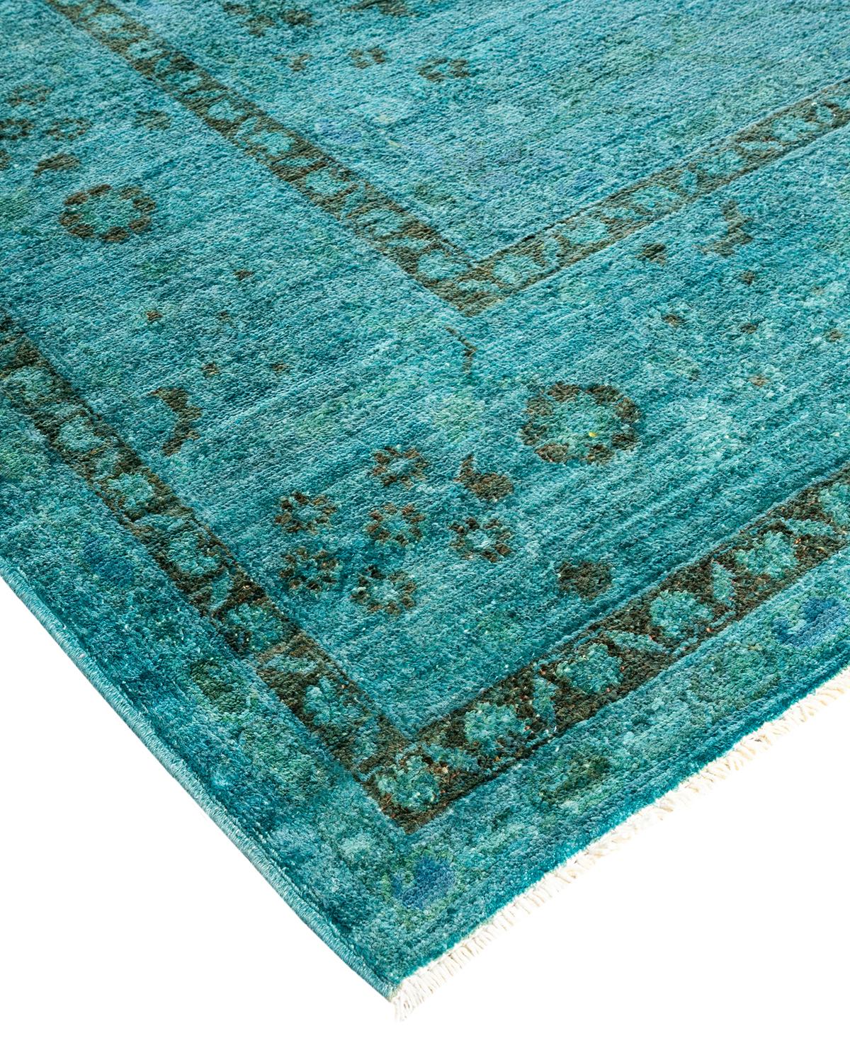 Les tapis Vibrance incarnent le classique avec une touche d'originalité : des motifs traditionnels surteints dans des couleurs éclatantes. Chaque tapis noué à la main est lavé dans une teinture botanique 100 % naturelle qui révèle les nuances