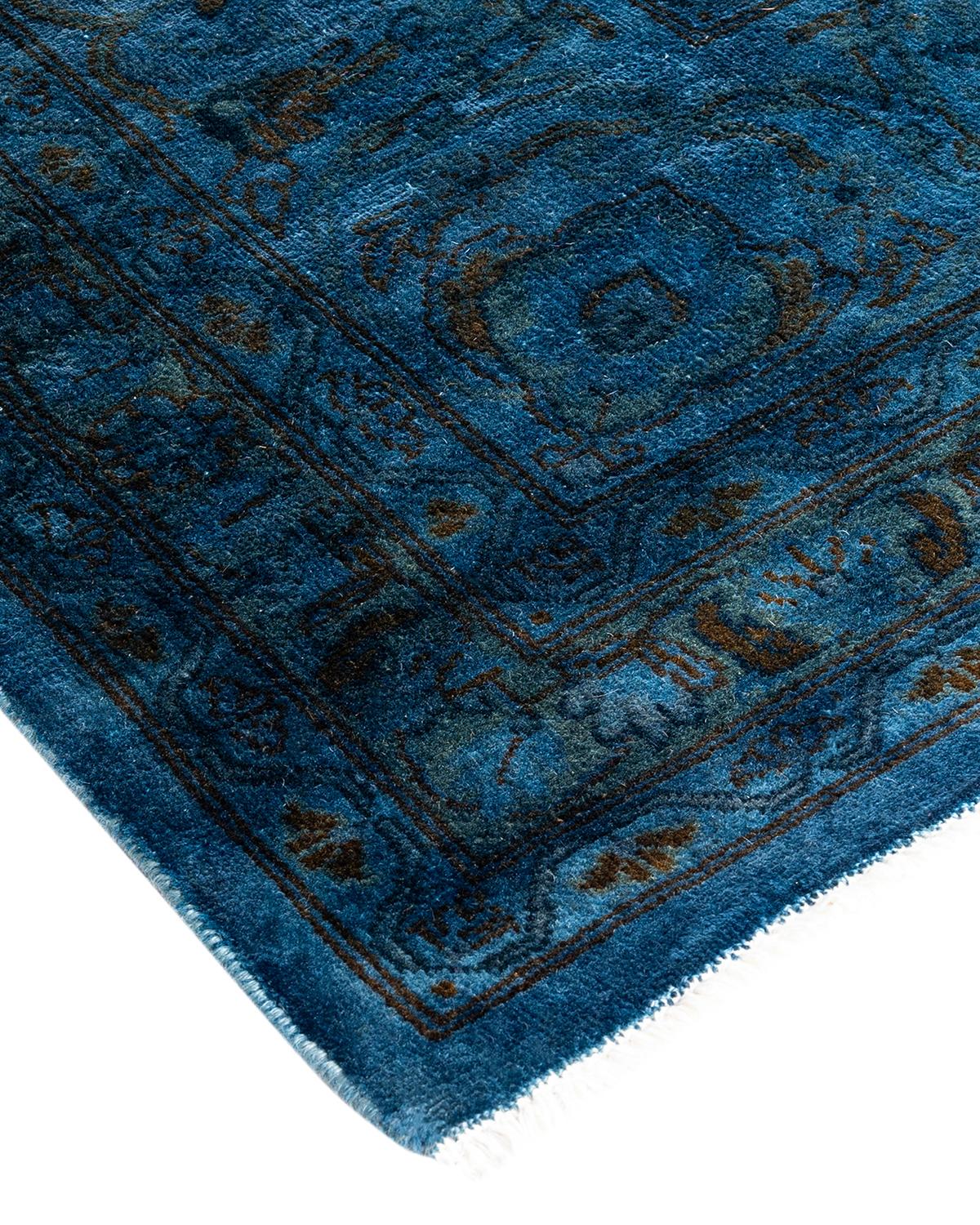 I tappeti Vibrance rappresentano il classico con un tocco di classe: motivi tradizionali sovratinti con colori brillanti. Ogni tappeto annodato a mano viene lavato con una tintura botanica 100% naturale che rivela le sfumature nascoste degli am