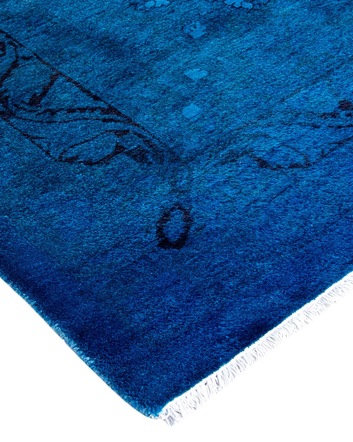Les tapis Vibrance incarnent le classique avec une touche d'originalité : des motifs traditionnels surteints dans des couleurs éclatantes. Chaque tapis noué à la main est lavé dans une teinture botanique 100 % naturelle qui révèle les nuances