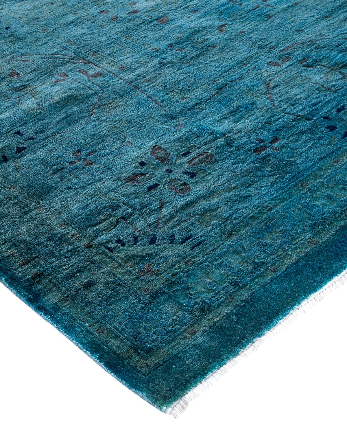 Les tapis Vibrance incarnent le classique avec une touche d'originalité : des motifs traditionnels surteints dans des couleurs éclatantes. Chaque tapis noué à la main est lavé dans une teinture botanique 100 % naturelle qui révèle les nuances