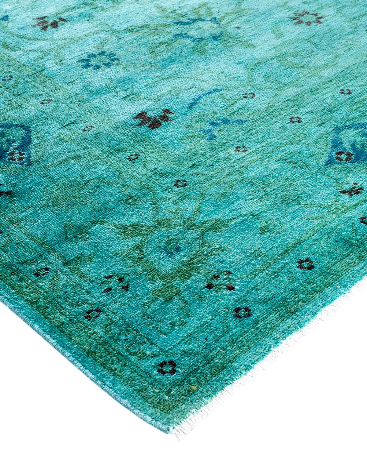 Les tapis Vibrance incarnent le classique avec une touche d'originalité : des motifs traditionnels surteints dans des couleurs éclatantes. Chaque tapis noué à la main est lavé dans une teinture botanique 100 % naturelle qui révèle les nuances
