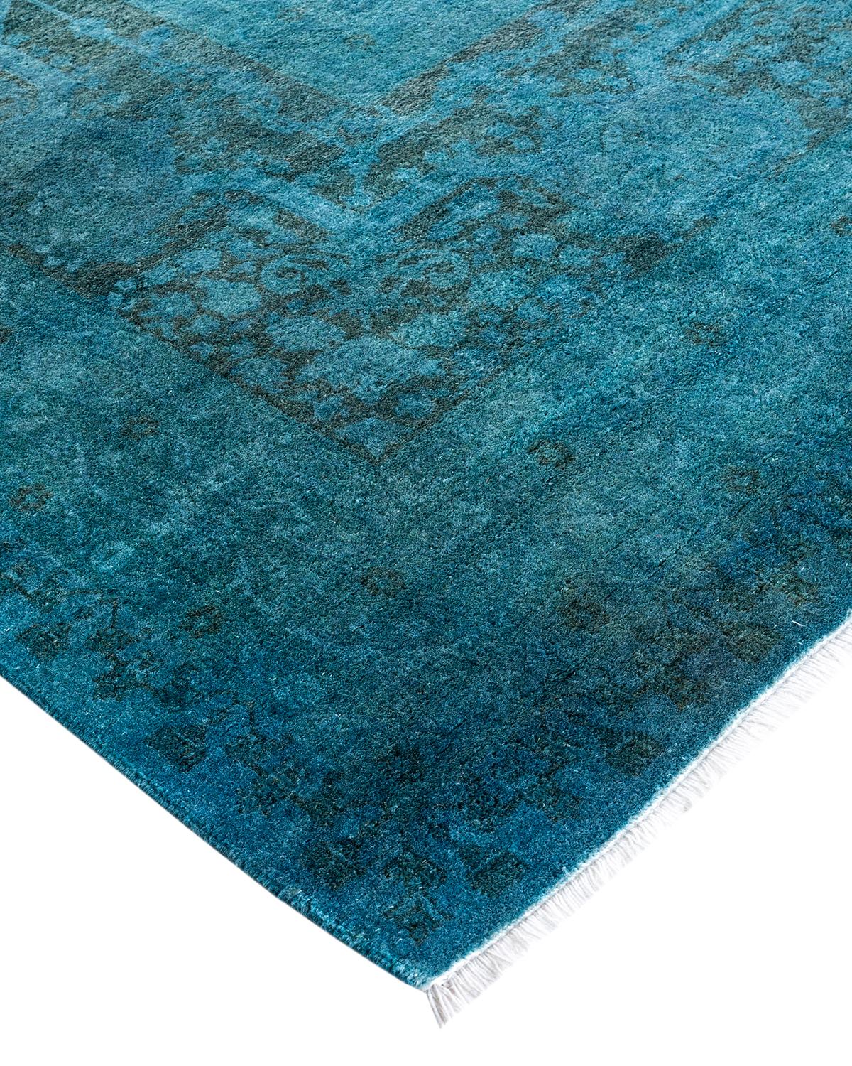 Les tapis Vibrance incarnent le classique avec une touche d'originalité : des motifs traditionnels surteints dans des couleurs éclatantes. Chaque tapis noué à la main est lavé dans une teinture botanique 100 % naturelle qui révèle les nuances