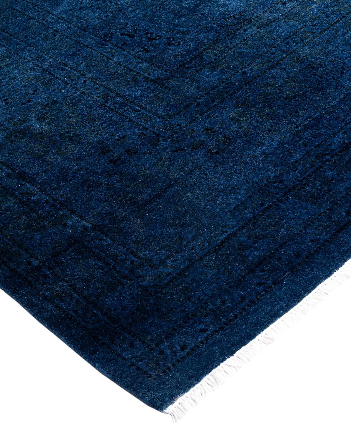 Las alfombras Vibrance son la personificación de lo clásico con un toque especial: motivos tradicionales teñidos de colores brillantes. Cada alfombra anudada a mano se lava con un tinte botánico 100% natural que revela matices ocultos en los