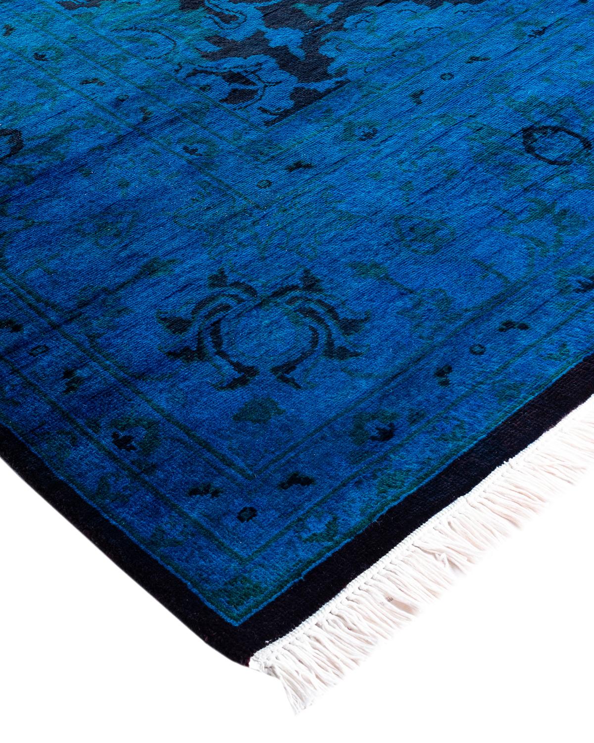 Las alfombras Vibrance son la personificación de lo clásico con un toque especial: motivos tradicionales teñidos de colores brillantes. Cada alfombra anudada a mano se lava con un tinte botánico 100% natural que revela matices ocultos en los
