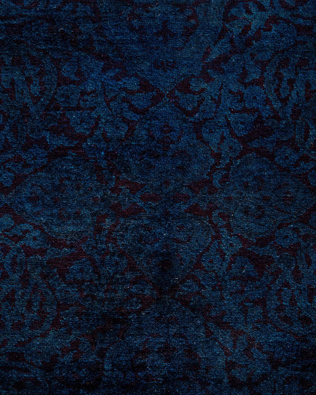 Pakistano Tappeto contemporaneo in lana sovratinta annodata a mano di colore blu in vendita