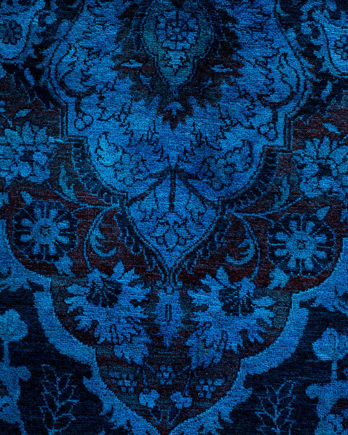 Pakistano Tappeto contemporaneo in lana sovratinta annodata a mano di colore blu in vendita