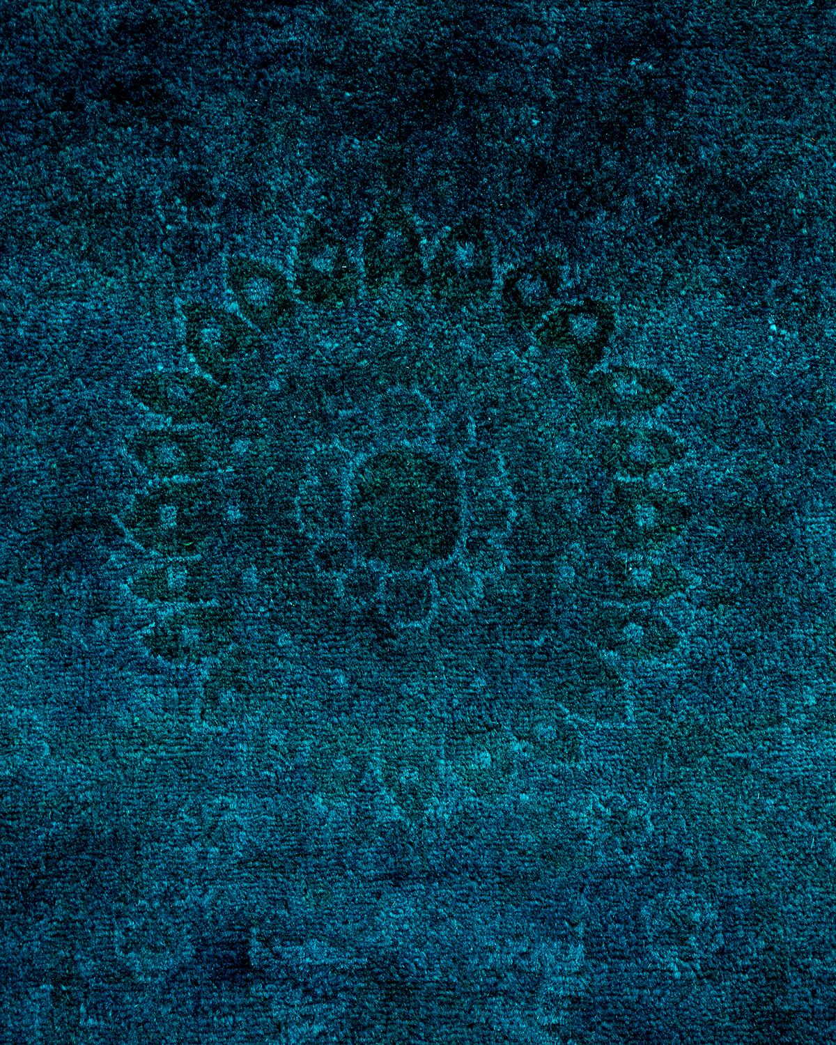 Pakistano Tappeto contemporaneo in lana sovratinta annodata a mano di colore blu in vendita