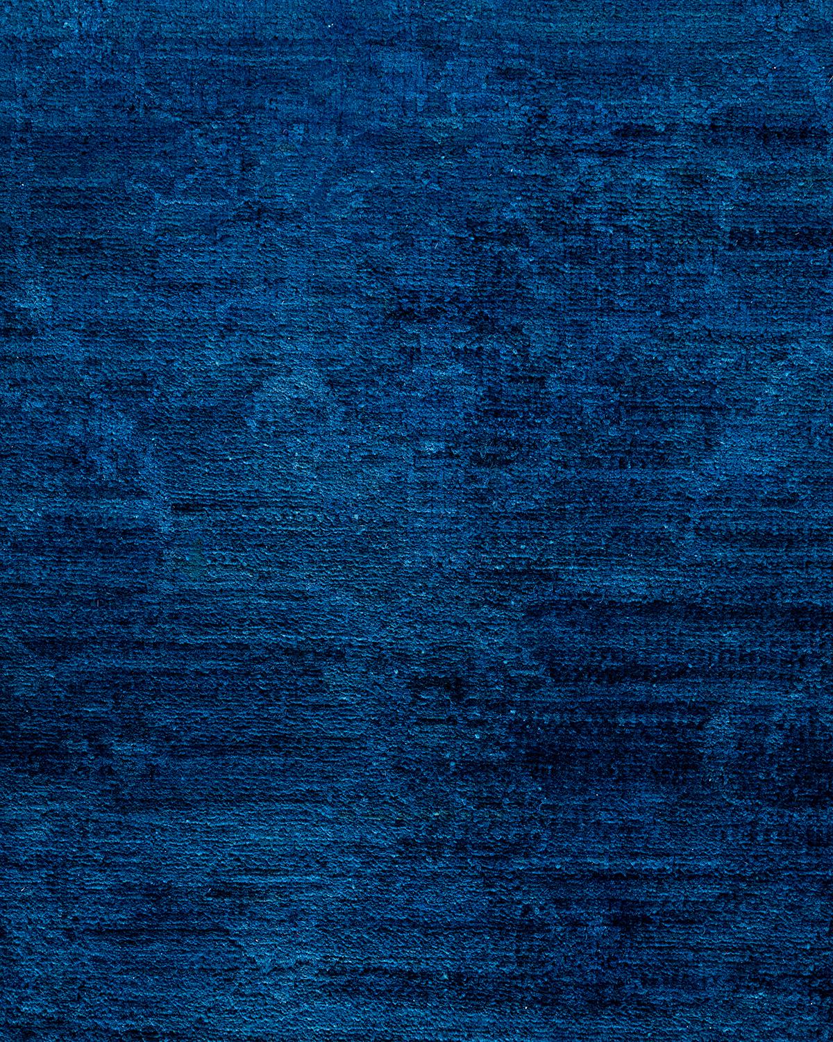 Pakistano Tappeto contemporaneo in lana sovratinta annodata a mano di colore blu in vendita