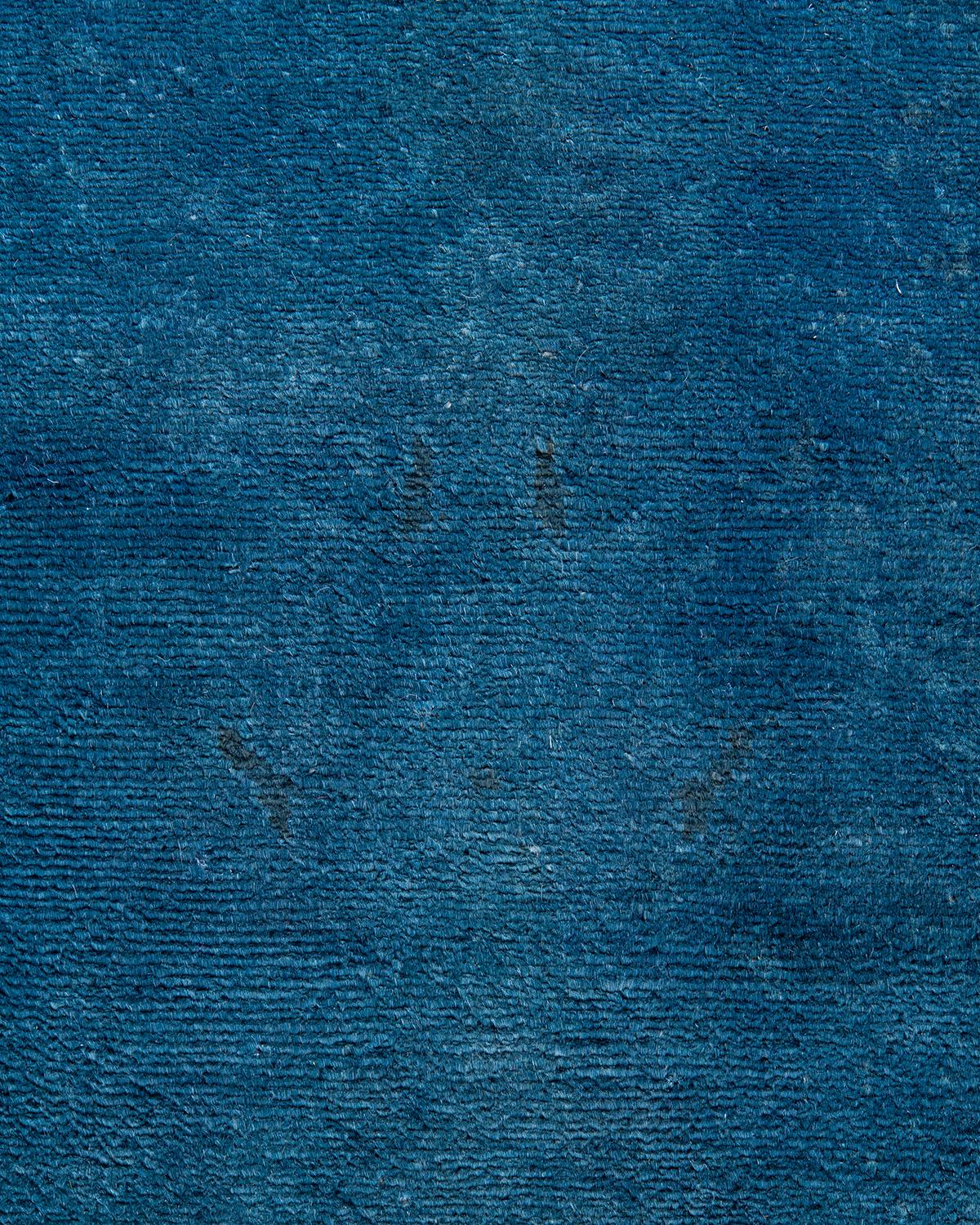 Pakistano Tappeto contemporaneo in lana sovratinta annodata a mano di colore blu in vendita