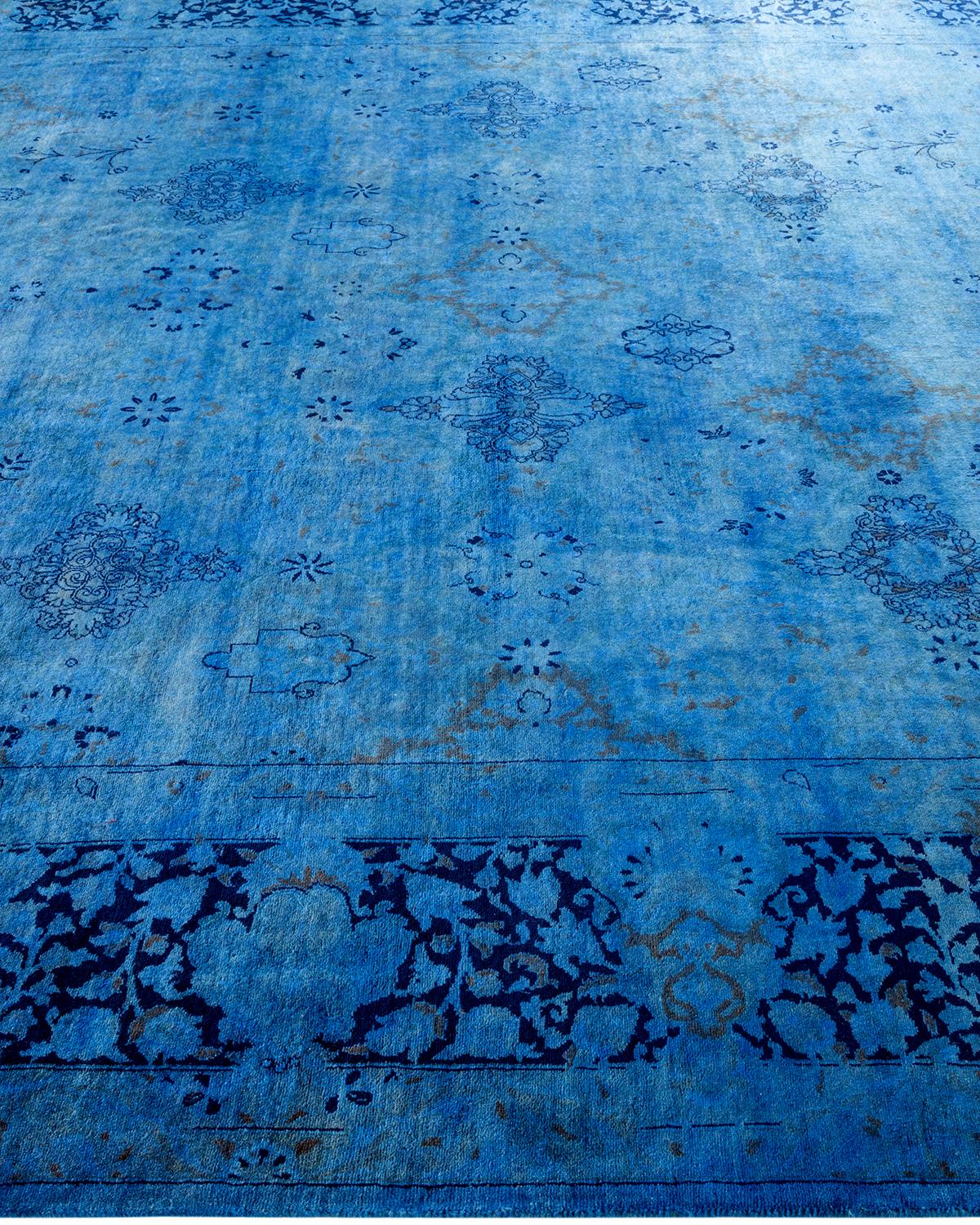 Tappeto contemporaneo in lana sovratinta annodata a mano di colore blu In condizioni Nuovo in vendita a Norwalk, CT