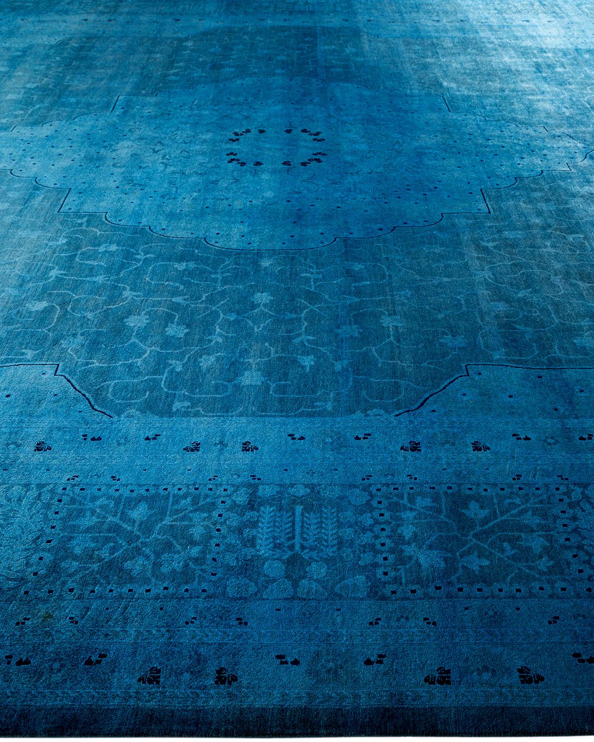 Tapis de sol contemporain en laine surteinte nouée à la main, bleu Neuf - En vente à Norwalk, CT