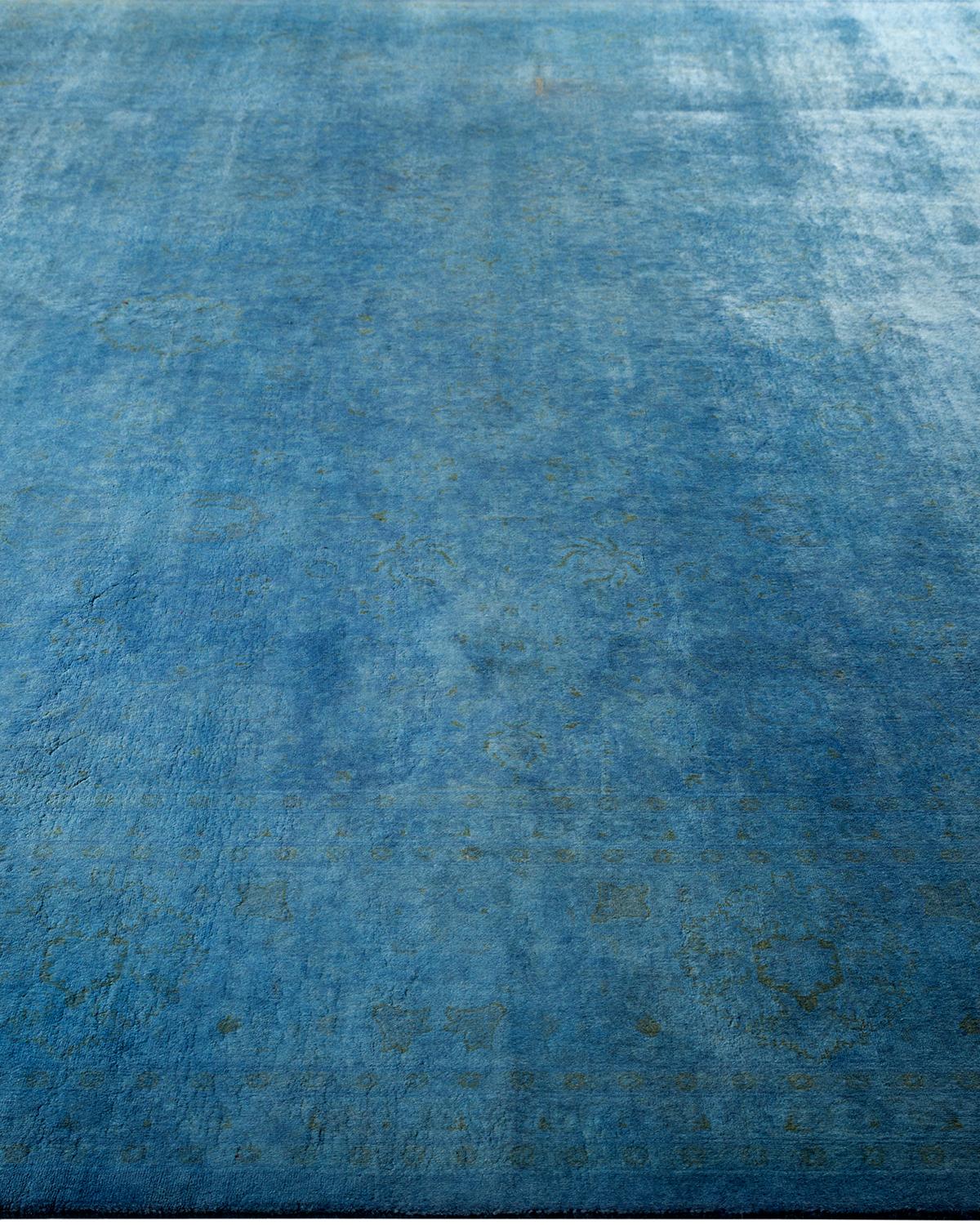 Tappeto contemporaneo in lana sovratinta annodata a mano di colore blu In condizioni Nuovo in vendita a Norwalk, CT