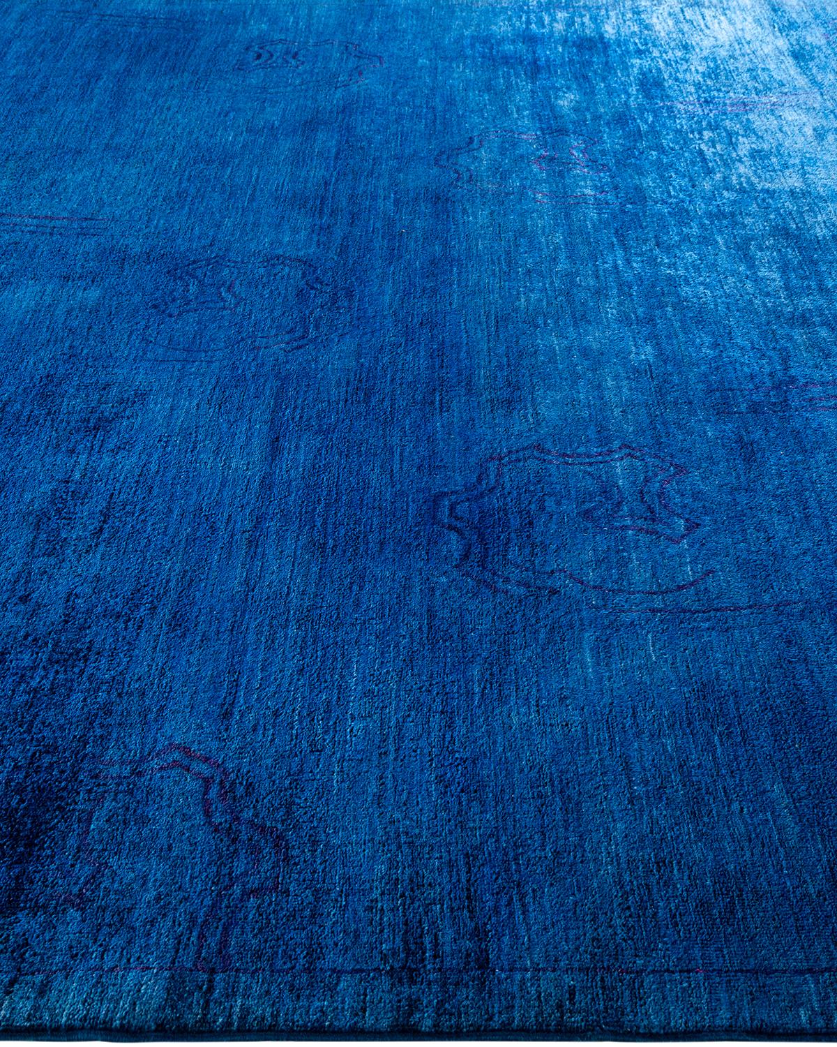 Tappeto contemporaneo in lana sovratinta annodata a mano di colore blu In condizioni Nuovo in vendita a Norwalk, CT