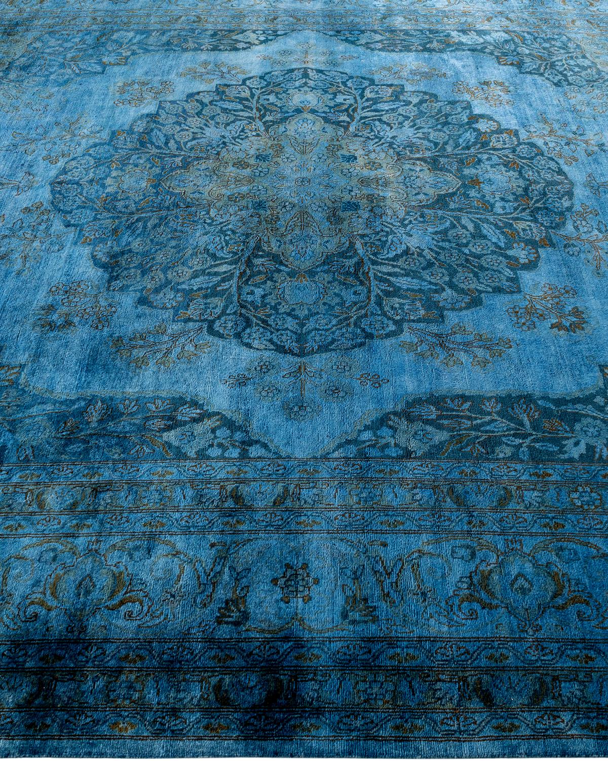Tappeto contemporaneo in lana sovratinta annodata a mano di colore blu In condizioni Nuovo in vendita a Norwalk, CT
