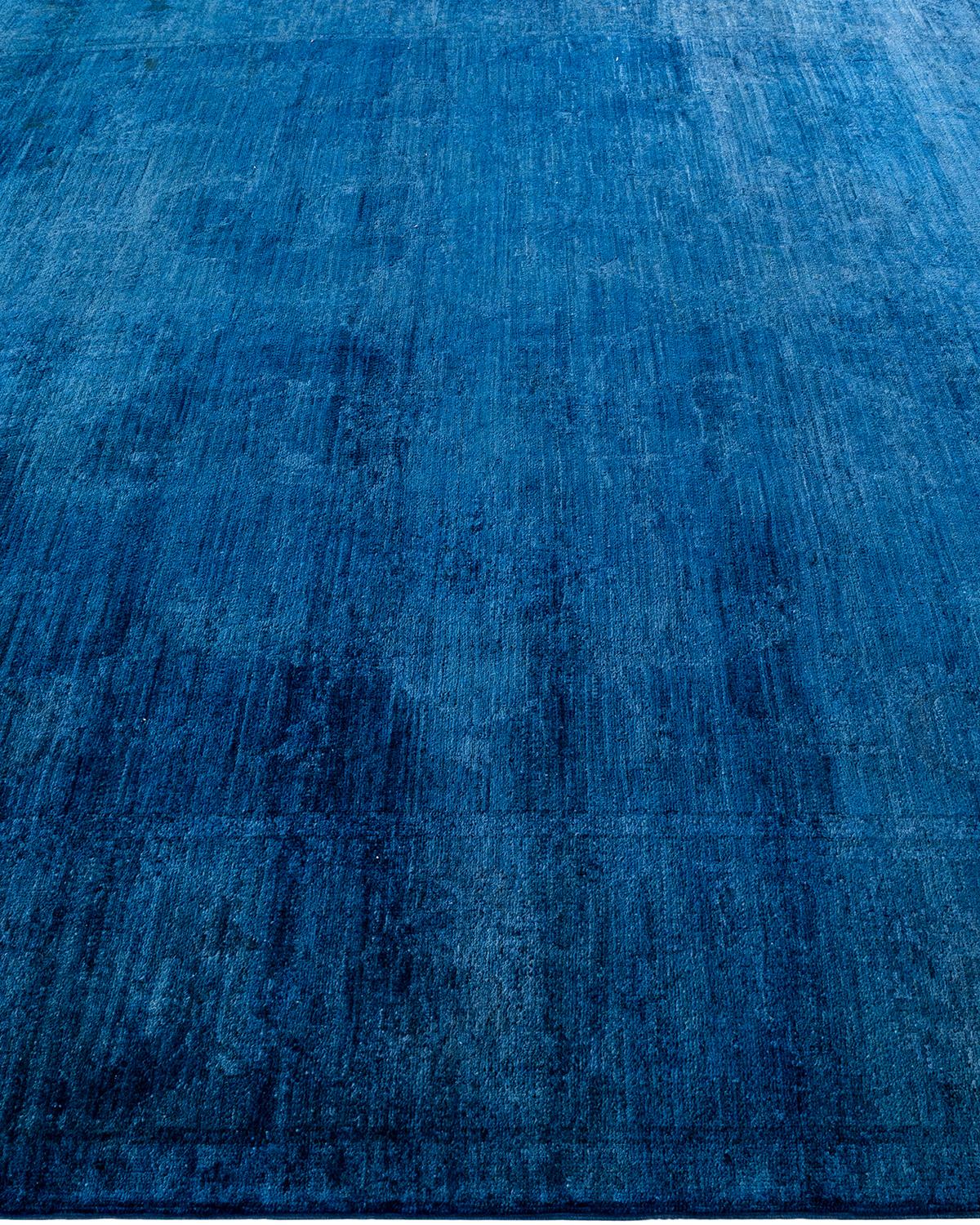 Tappeto contemporaneo in lana sovratinta annodata a mano di colore blu In condizioni Nuovo in vendita a Norwalk, CT