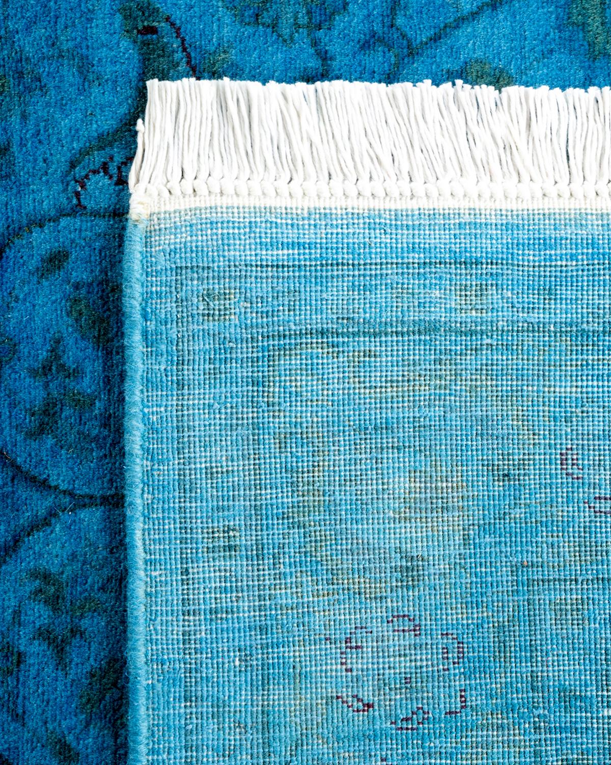 XXI secolo e contemporaneo Tappeto contemporaneo in lana sovratinta annodata a mano di colore blu in vendita
