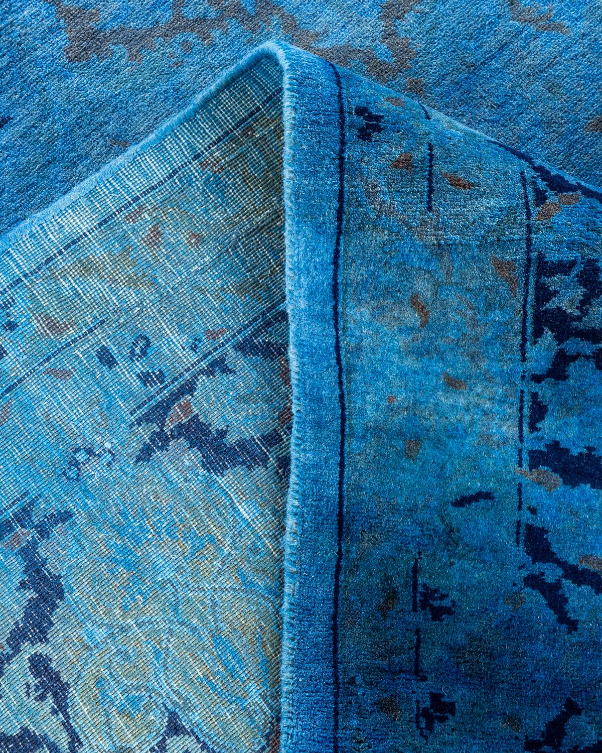 Lana Tappeto contemporaneo in lana sovratinta annodata a mano di colore blu in vendita
