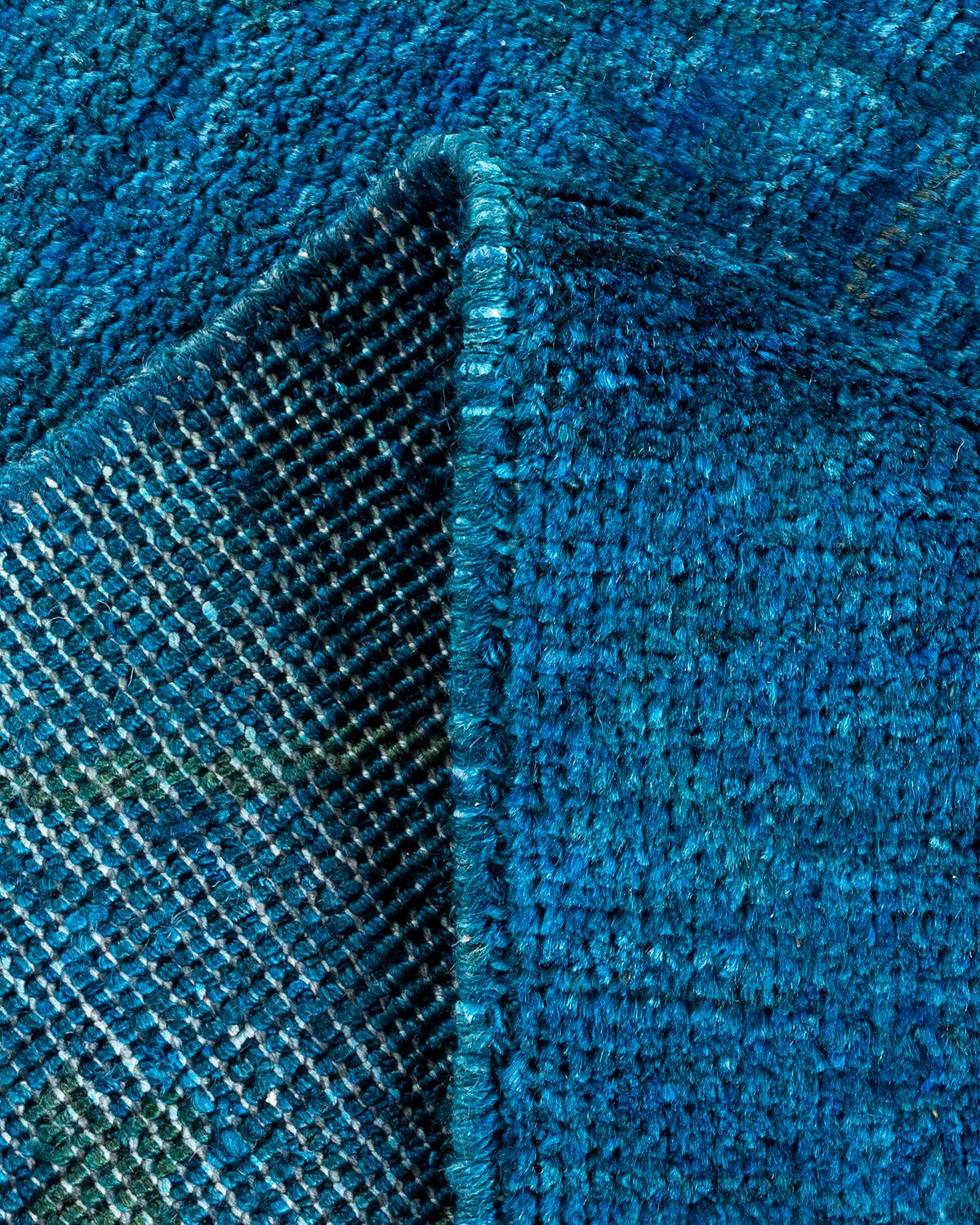 Lana Tappeto contemporaneo in lana sovratinta annodata a mano di colore blu in vendita