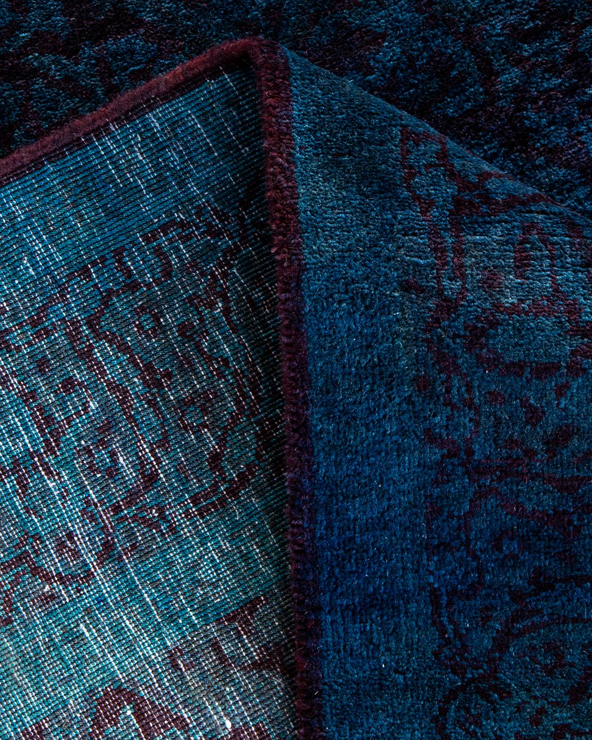 Lana Tappeto contemporaneo in lana sovratinta annodata a mano di colore blu in vendita