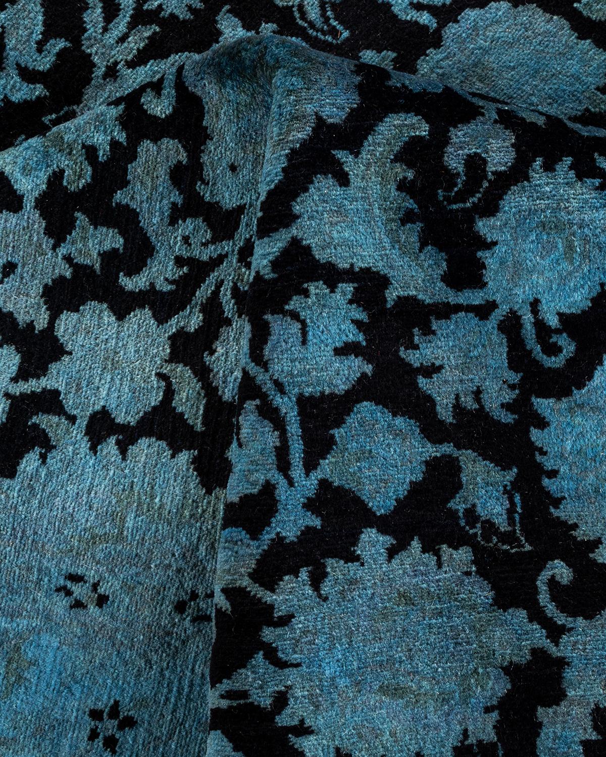 Laine Tapis de sol contemporain en laine surteinte nouée à la main, bleu en vente