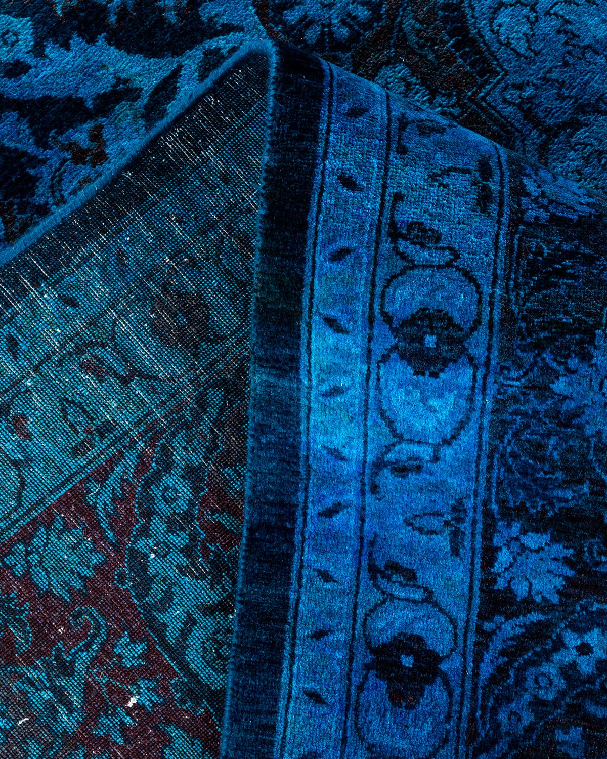 Lana Tappeto contemporaneo in lana sovratinta annodata a mano di colore blu in vendita