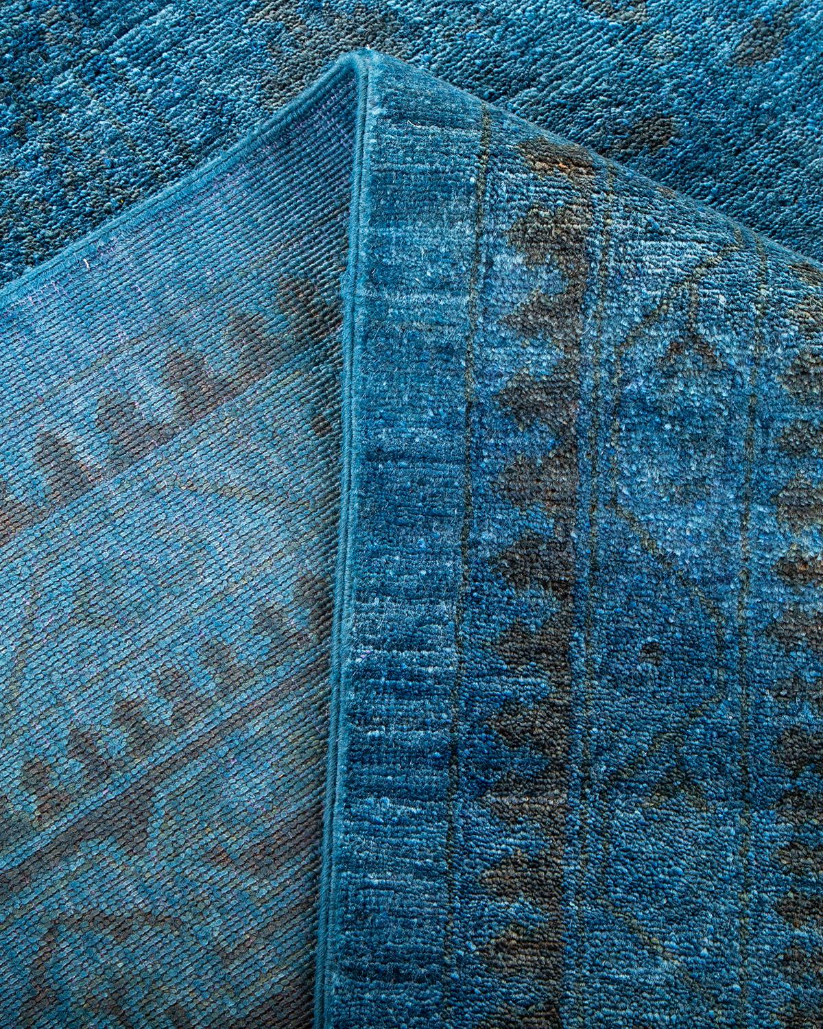 Laine Tapis de sol contemporain en laine surteinte nouée à la main, bleu en vente