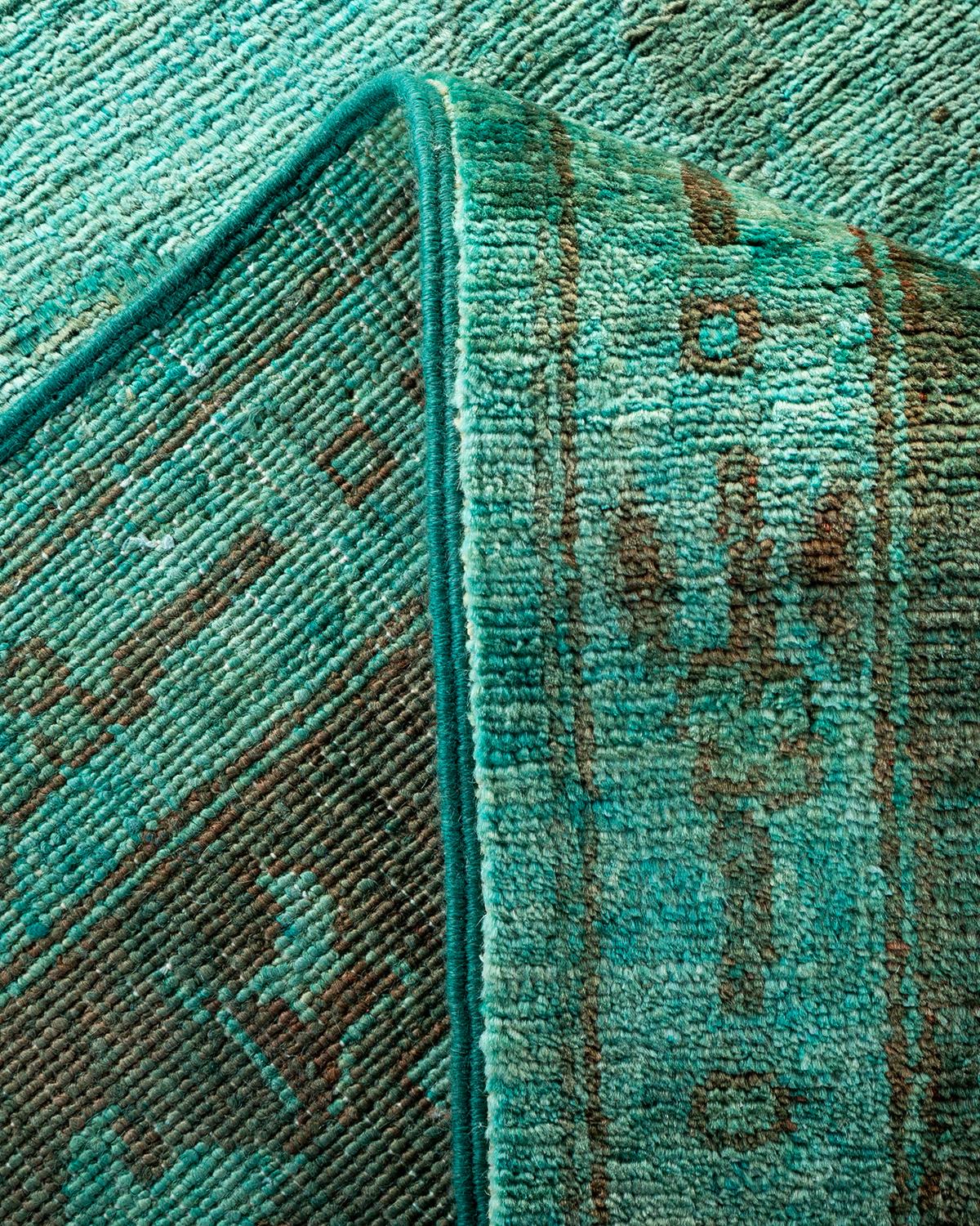 Laine Tapis de sol contemporain en laine surteinte nouée à la main, bleu en vente