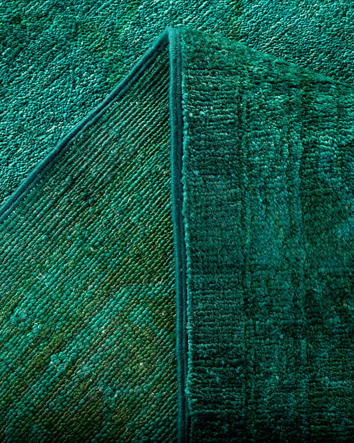 Lana Tappeto contemporaneo in lana sovratinta annodata a mano di colore blu in vendita