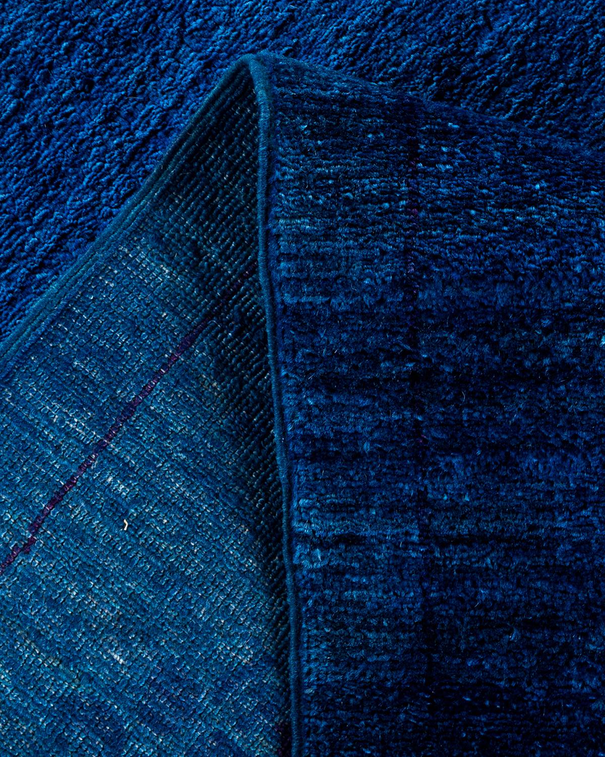 Lana Tappeto contemporaneo in lana sovratinta annodata a mano di colore blu in vendita