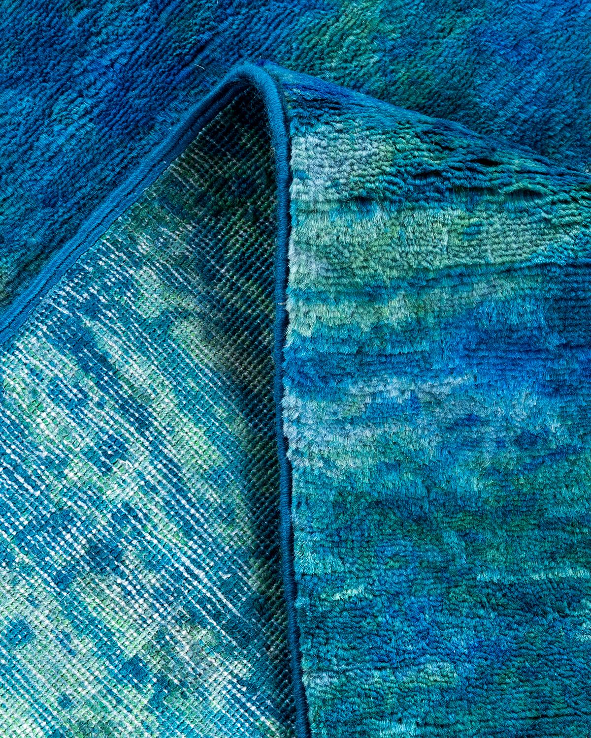 Lana Tappeto contemporaneo in lana sovratinta annodata a mano di colore blu in vendita