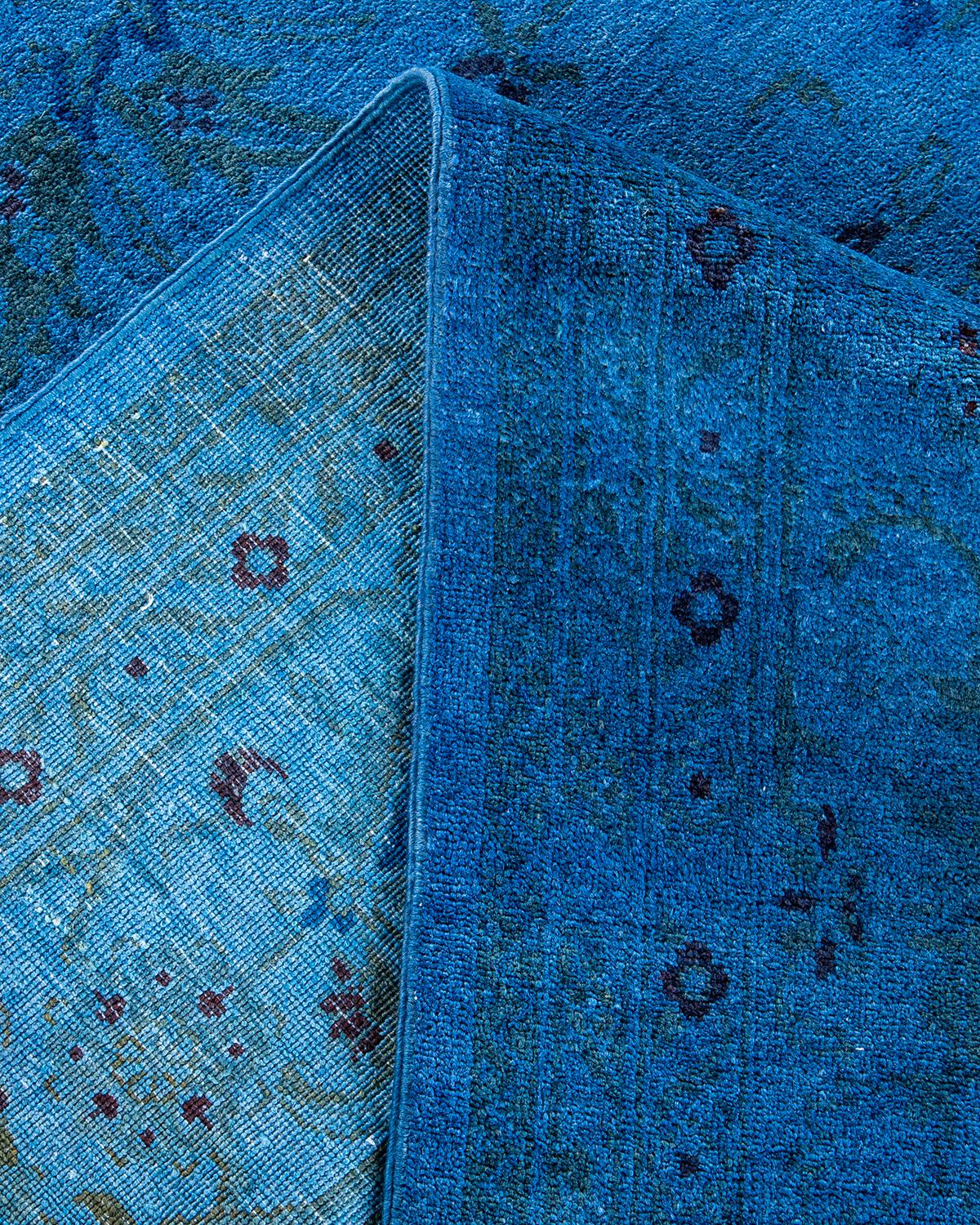 Lana Tappeto contemporaneo in lana sovratinta annodata a mano di colore blu in vendita