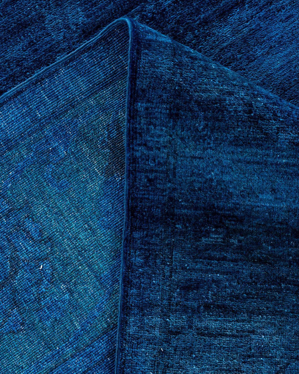 Lana Tappeto contemporaneo in lana sovratinta annodata a mano di colore blu in vendita