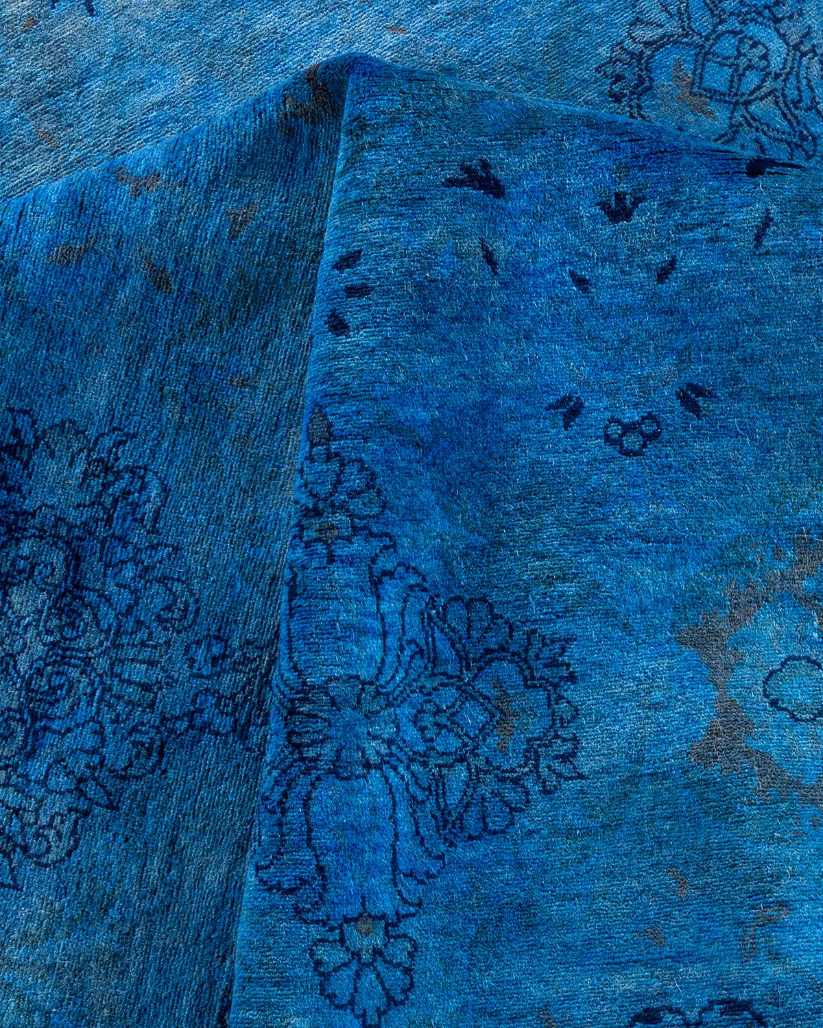 Tappeto contemporaneo in lana sovratinta annodata a mano di colore blu in vendita 1