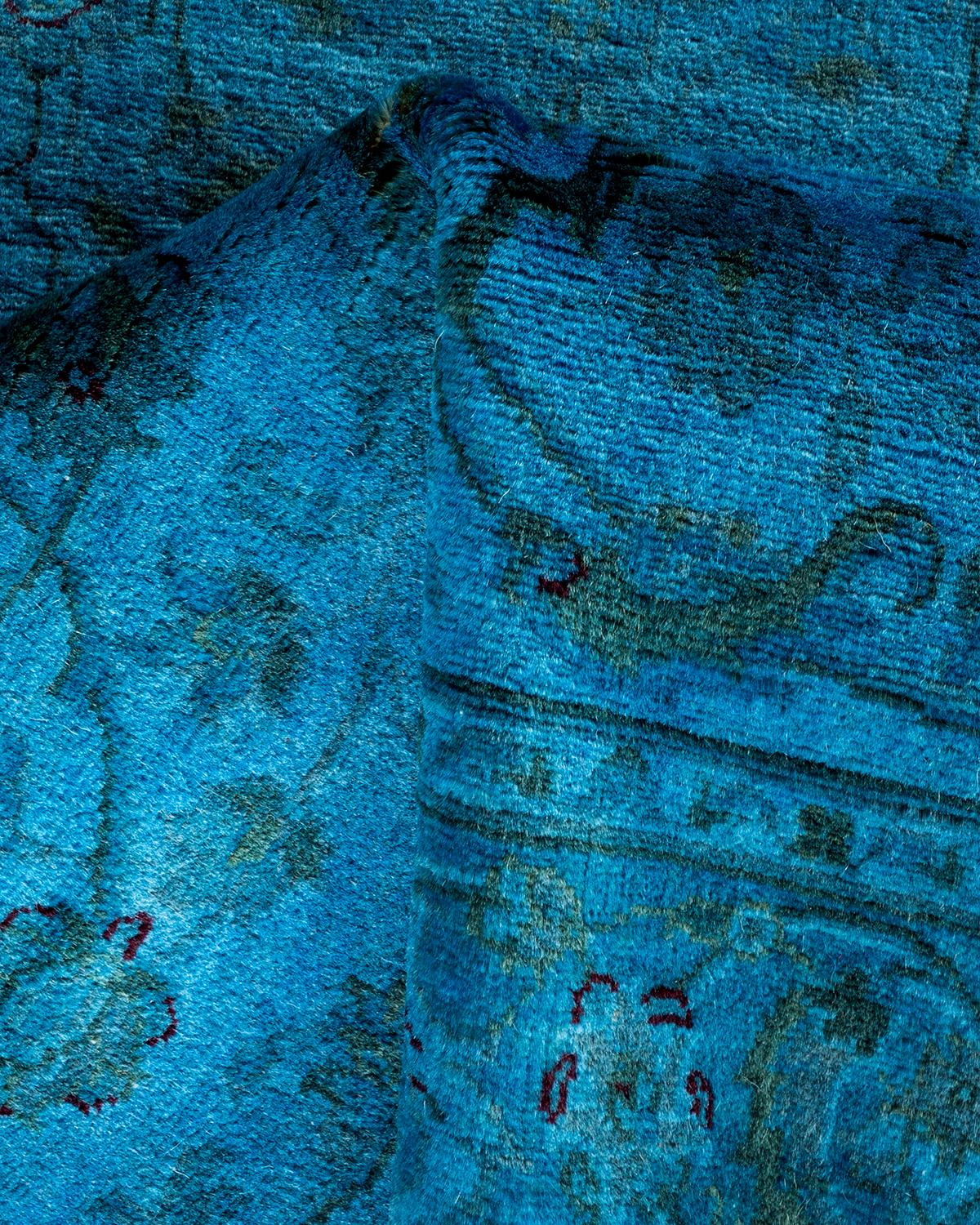 Tappeto contemporaneo in lana sovratinta annodata a mano di colore blu in vendita 1