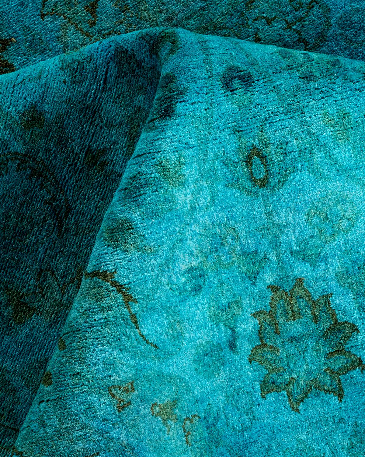 Tappeto contemporaneo in lana sovratinta annodata a mano di colore blu in vendita 1