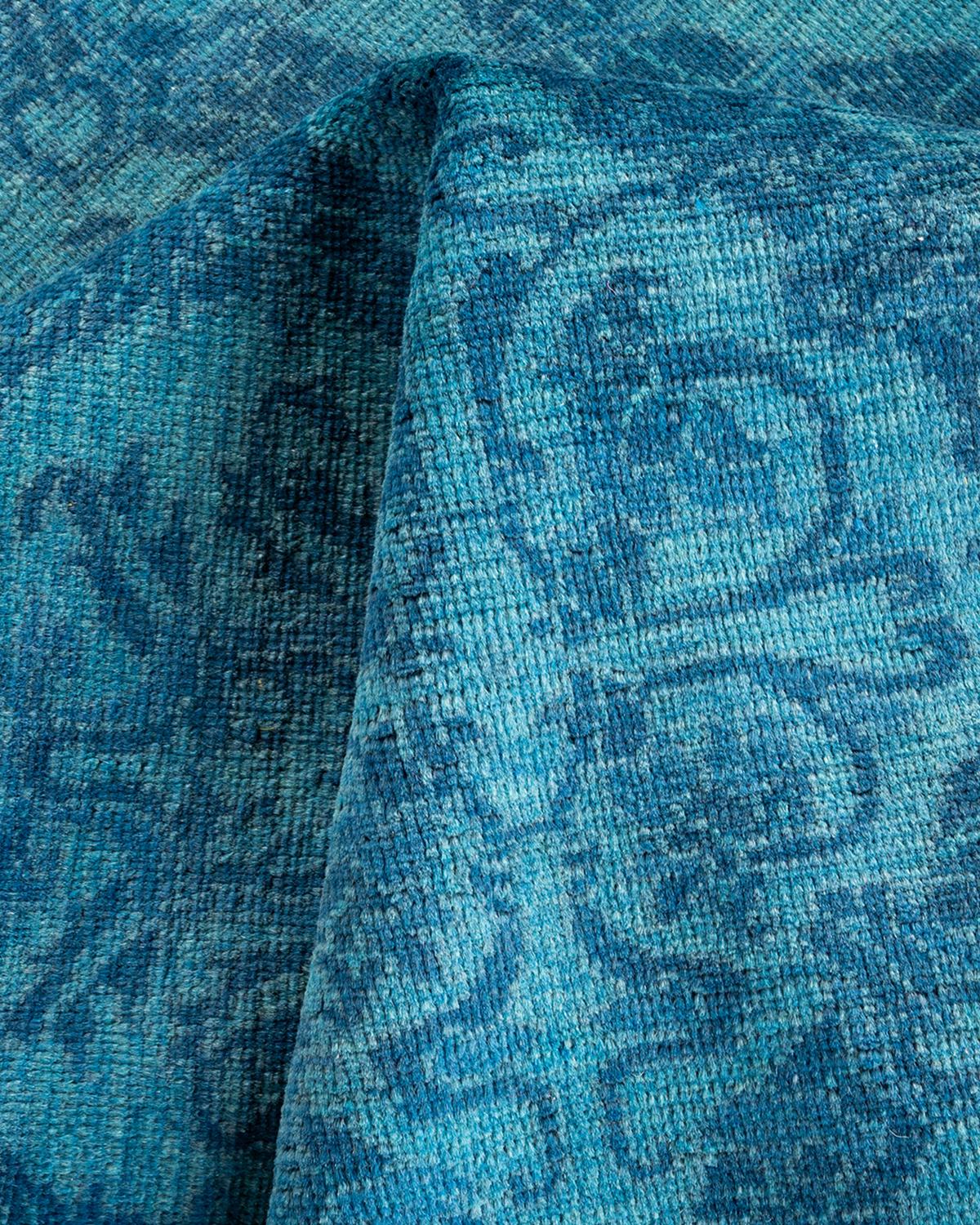 Tappeto contemporaneo in lana sovratinta annodata a mano di colore blu in vendita 1