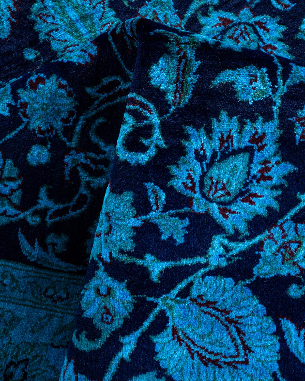 Tappeto contemporaneo in lana sovratinta annodata a mano di colore blu in vendita 1