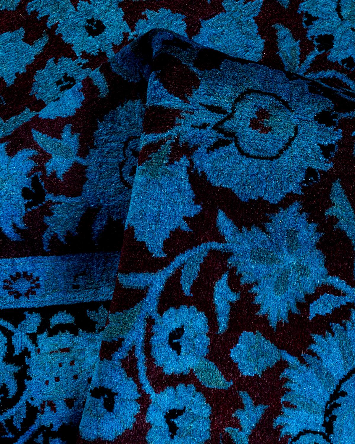 Tappeto contemporaneo in lana sovratinta annodata a mano di colore blu in vendita 1