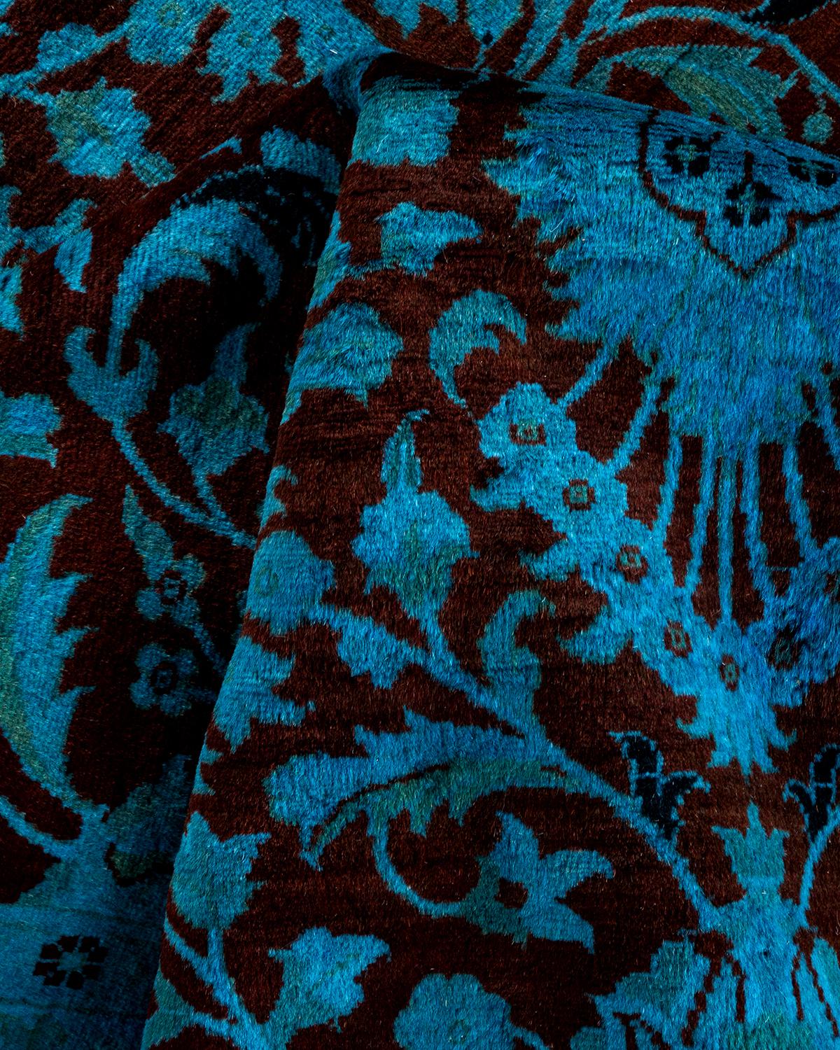 Tappeto contemporaneo in lana sovratinta annodata a mano di colore blu in vendita 1